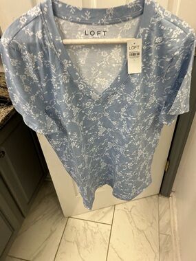 NWT LOFT v neck floral tee.